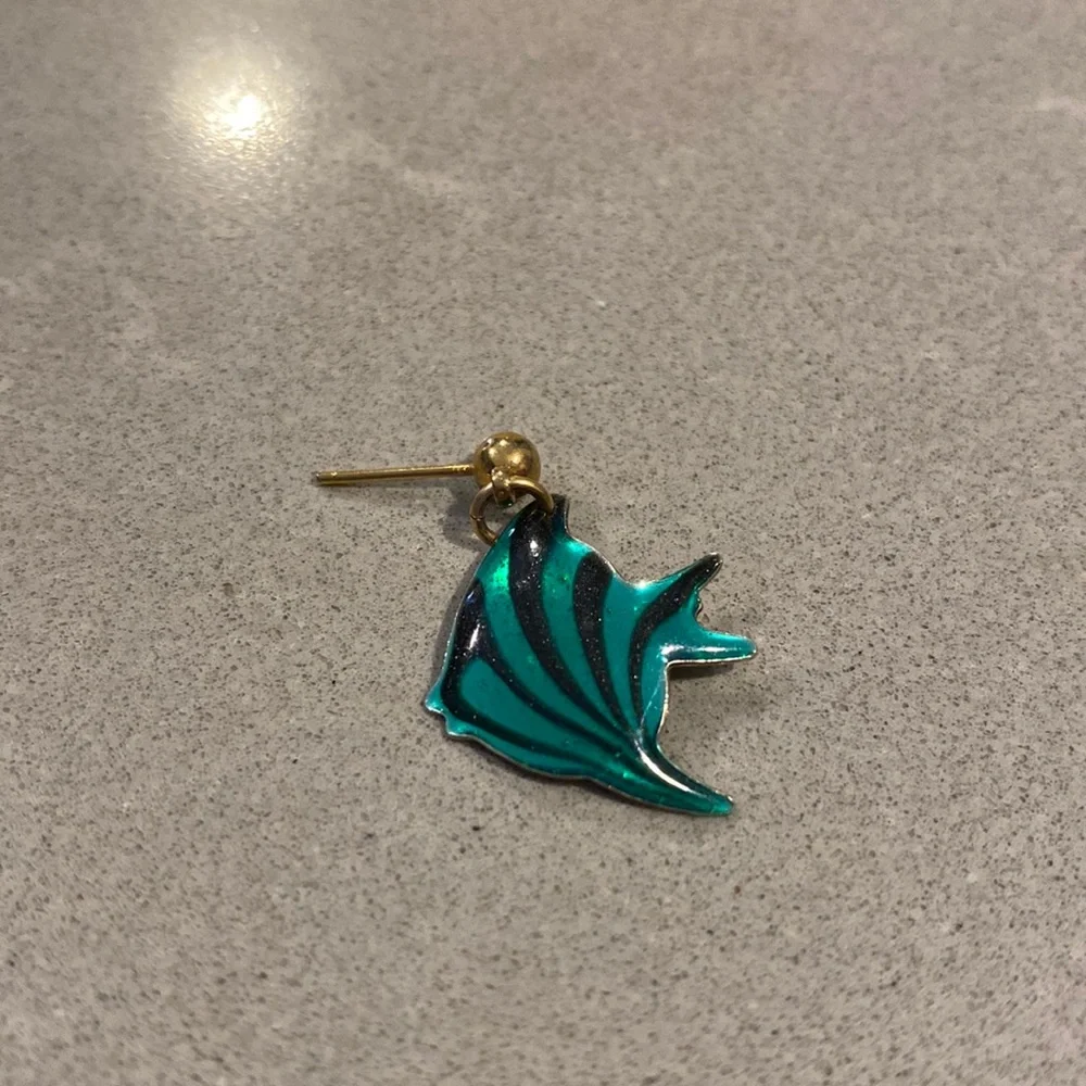 Single Fish Earring - Picture 1 of 2